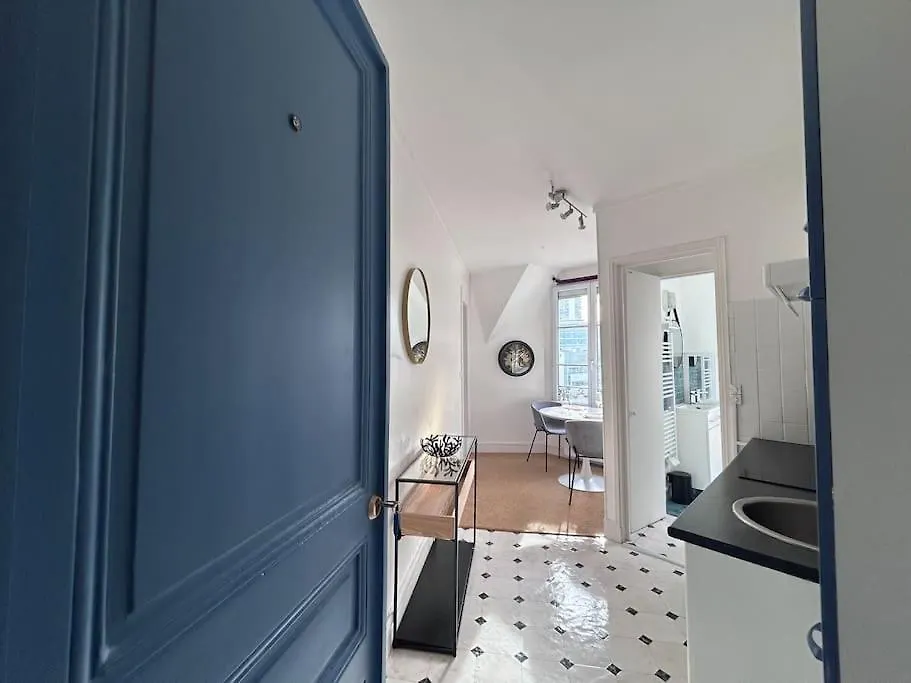 Elegant Eiffel Tower View Flat Apartment Paris