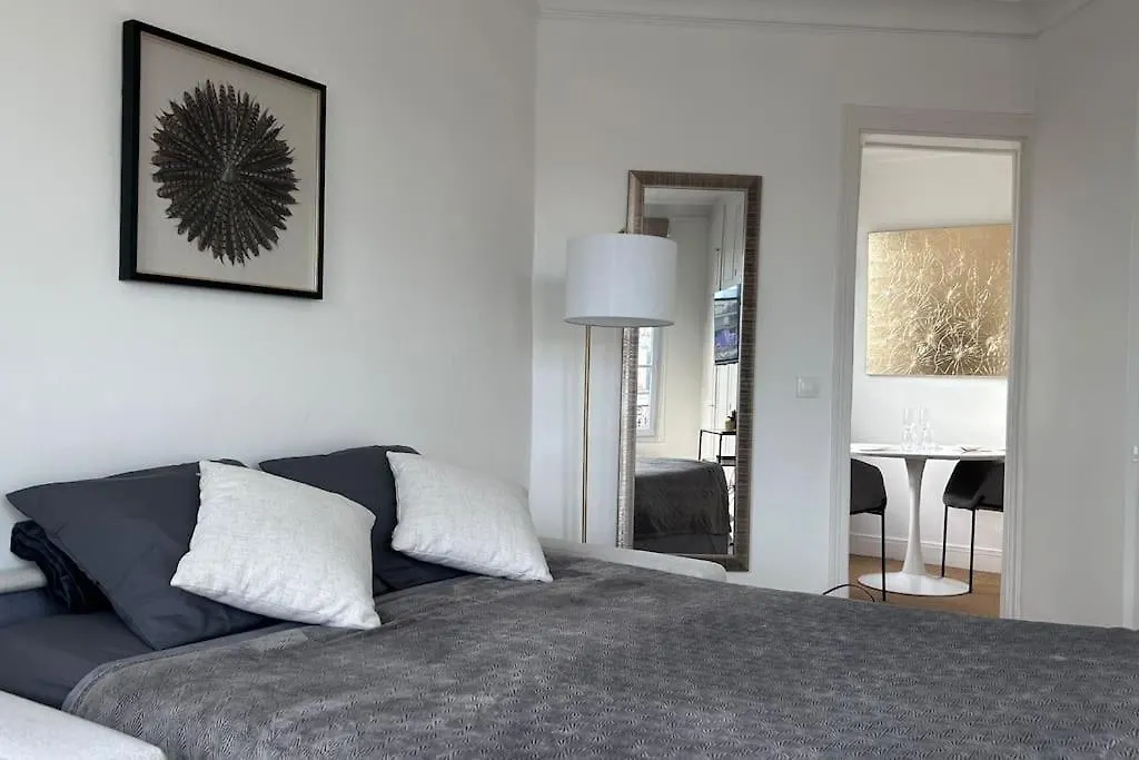 Elegant Eiffel Tower View Flat Apartment