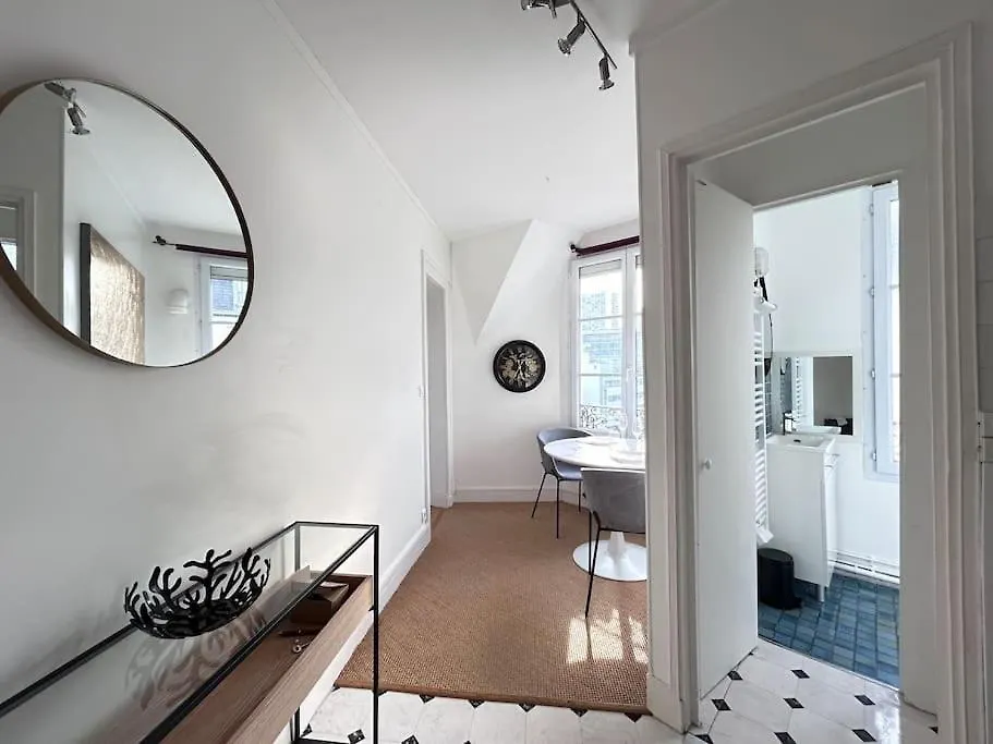 Elegant Eiffel Tower View Flat Apartment Paris