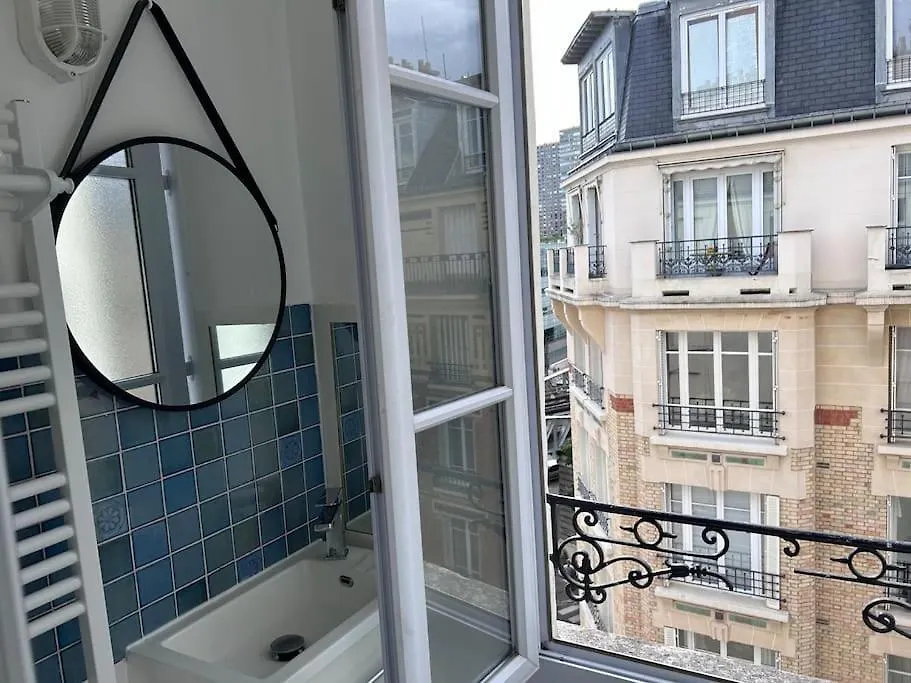 Elegant Eiffel Tower View Flat Parijs